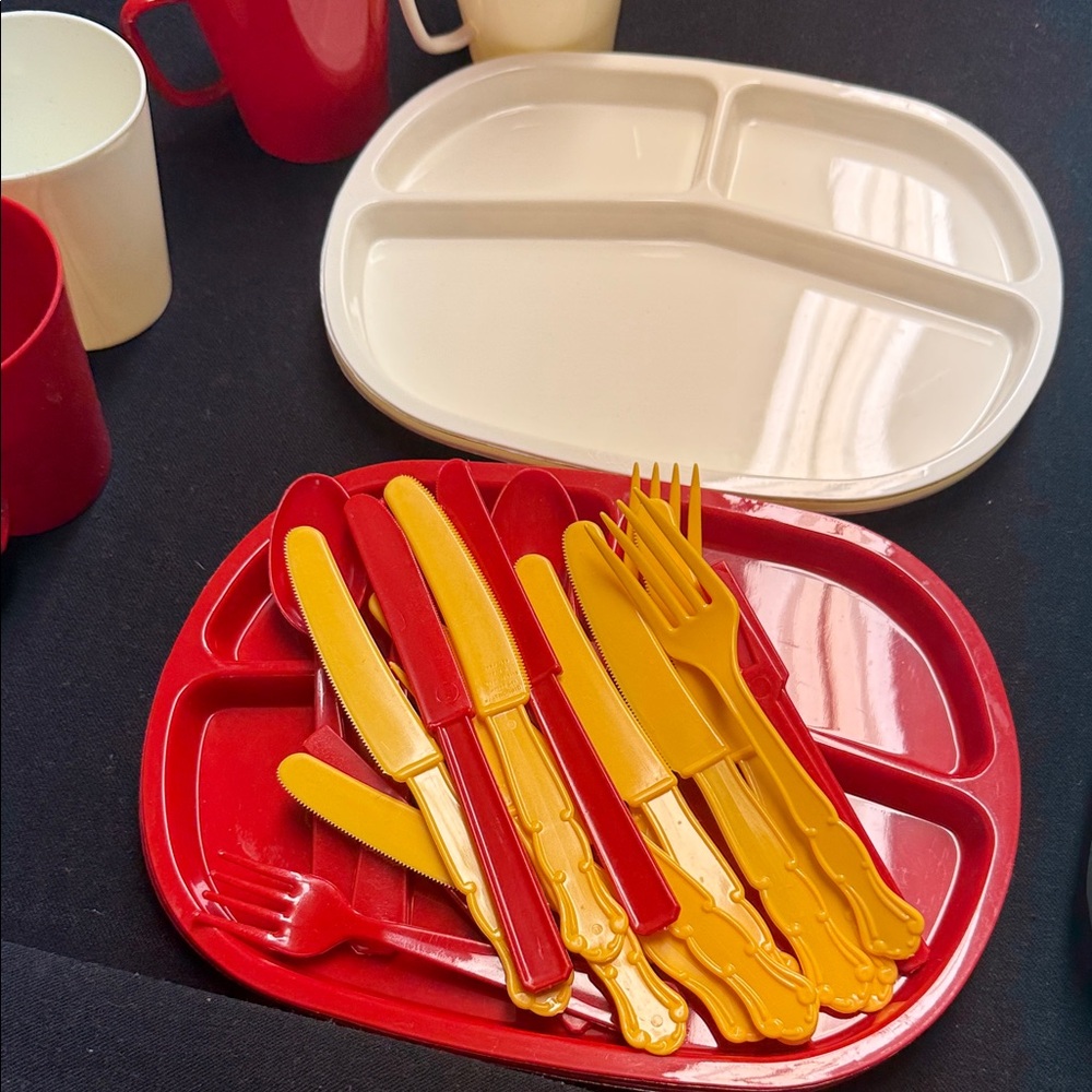 Colorful Plastic Dinnerware Set - Picture 15 of 15